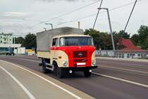 Ein W50 der HAVAG berquert am 18.09.10 die Berliner Brcke in Halle(S).