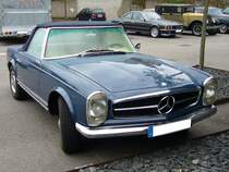 Mercedes Benz 230 SL (W113). 1963 - 1967. Die W113-Reihe war die Nachfolgeserie zum 190SL. Als Basismotorisierung wurde ein 2.281 cm 6-Zylinder-Reihenmotor mit 150 PS verbaut. Von 1966 - 1968 konnte man den Wagen auch mit einem auf 2.496 cm aufgebohrten Motor mit gleicher PS-Leistung ordern. Von 1968 - 1971 gab es dann nur noch den 280SL mit 170 PS. Besucherparkplatz des Dsseldorfer Meilenwerkes.