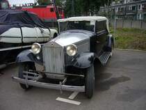 Lancia Lambda Cabriolet wartet am Dsseldorfer Meilenwerk auf seine Restaurierung. Der Lambda wurde von 1922 - 1931 in insgesamt 9 Serien 11.503 mal gebaut. Angetrieben von einem V4-Motor mit 2.120 cm (Serie 1-6), leistet der Motor 49 PS. Die 7. Serie hatte 59 PS, die sie aus einem Hubraum von 2.370 cm schpfte. Die Serien 8&9 hatten gar 2.570 cm Hubraum mit 69 PS. 