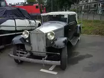 Lancia Lambda Cabriolet wartet am D�sseldorfer Meilenwerk auf seine Restaurierung. Der Lambda wurde von 1922 - 1931 in insgesamt 9 Serien 11.503 mal gebaut. Angetrieben von einem V4-Motor mit 2.120 cm� (Serie 1-6), leistet der Motor 49 PS. Die 7. Serie hatte 59 PS, die sie aus einem Hubraum von 2.370 cm� sch�pfte. Die Serien 8&9 hatten gar 2.570 cm� Hubraum mit 69 PS. 