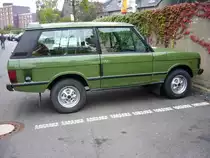 Range Rover. Der Range Rover wurde 1970 vorgestellt und war der Wegbereiter f�r eine ganze Generation SUV´s. Hier wurde ein Modell der ersten Generation 1970 - 1974 abgelichtet. Motorisiert waren die ersten Range Rover mit dem 3.5 Liter V8-Motor von Rover der hier ca. 120 PS leistete. Bei seiner Markteinf�hrung kostete der Range Rover laut Preisliste DM 30.020,00. Besucherparkplatz des D�sseldorfer Meilenwerkes.