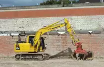 Kumatsu Bagger in Lehrte/Ahltenerstra�e am 28.08.2010.