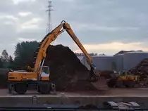 LIEBHERR-944 beschickt schon gegen 7:00 Morgens ein Schiff am Hafen in Gent;100901