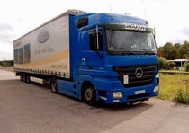 In Kevelaer stand am 19.9.2010 dieser Mercedes Benz Actros Sattelzug mit Werbung der Firma Streif Fertighaus.