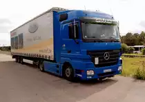 In Kevelaer stand am 19.9.2010 dieser Mercedes Benz Actros Sattelzug mit Werbung der Firma Streif Fertighaus.