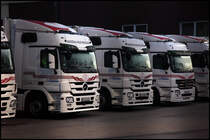 Am Morgen des 19.09.2010 stehen Actros´e MP3 1844(?) und MP2 auf dem Gelnde von Coppenrath&Wiese. (Aufgenommen durch den Zaun)