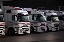 Am Morgen des 19.09.2010 stehen Actros&acute;e MP3 1844(?) und MP2 auf dem Gel�nde von Coppenrath&Wiese. (Aufgenommen durch den Zaun)