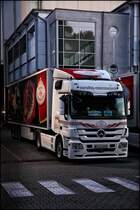 Dieser Actros 1844(?) von Overnight Tiefkhl Service ist fr Coppenrath&Wiese unterwegs. Aufgenommen auf dem Firmengelnde von Coppenrath&Wiese in Osnabrck. (19.09.2010)