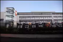 Overnight Tiefk�hl-Express: Deutschland in der Direktzustellung ab Osnabr�ck: ->Benelux 3x w�chentliche Belieferung aller Regionen 
->Gro�britannien t�gliche Belieferung aller Handelskunden 
->S�deuropa 1-2 malige Belieferung / Woche 
->Osteuropa 1-2 malige Belieferung / Woche

Eingesetzt werden Actros&acute;e MP2 und MP3. Hier im Betriebssitz von Osnabr�ck.