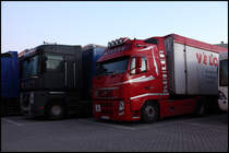 Dieser VOLVO FH 520PS Euro5 von KOHLER steht mit seinem Schubbodenauflieger auf einem kleinen Autohof in Osnabrck. Nebenan steht ein RENAULT MAGNUM 500PS von  Renault Trucks Mnster . (19.09.2010)