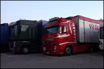 Dieser VOLVO FH 520PS Euro5 von KOHLER steht mit seinem Schubbodenauflieger auf einem kleinen Autohof in Osnabr�ck. Nebenan steht ein RENAULT MAGNUM 500PS von  Renault Trucks M�nster . (19.09.2010)