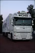 Da bis zum Er�ffnungstermin des Bahnbetriebswerkes in Osnabr�ck noch Zeit war, habe ich mir mal die Spedition KOCH angeschaut. Auf einem Parkplatz konnte ich diesen sch�nen DAF XF105.460SCC  SuperSpaceCab  ablichten. (19.09.2010)

