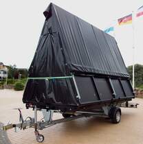 Klappbare Bhne als PKW Anhnger gesehen in Pelzerhaken 29/08/2010