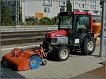 Auf einem Bahnsteig des Regensburger Hauptbahnhofs ist dieser kleine Traktor  HAHO YANMAR   schon fr den kommenden Winter gerstet.  11.09.2010
