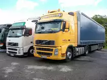 Gleich zwei VOLVO-Sattelz�ge konnte ich am 18.September 2010 auf einem Parkplatz in Bergen/R�gen fotografieren.