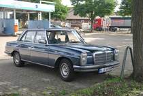 Alter Mercedes 280 E Automatic in Lehrte, am 19.08.2010.