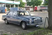 Alter Mercedes 280 E Automatic in Lehrte, am 19.08.2010.