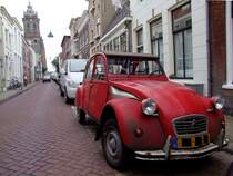 CITROEN-2CV parkt in Schoonhoven;100902