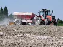MF_1004T bringt mit dem mitgef�hrtem D�ngerstreuer Bodenkalk auf´s Feld;100821