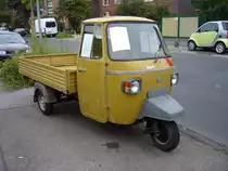 Vespa Ape von 1974. Die Ape wird seit 1947 produziert. 2007 wurde die Produktion nach Indien verlegt. Die hier abgelichtete Ape ist ein Sizilienimport mit dem 214 cm� Motor. Der rote Streifen auf der Fahrerkabine sagt aus, das die Ape in einem eigenen Gewerbebetrieb als Lieferfahrzeug gefahren wurde. Harffstr. D�sseldorf.