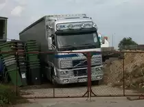 Mit Schlagseite stand dieser VOLVO-Sattelzug am 12.September 2010 im Industriegel�nde von Bergen/R�gen.