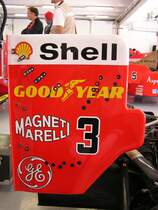 Hintter die Kulissen: Durch diese Lcher und Schrauben kann die Neigungswinkel korrigiert werden. Gesehen: am 03.09.2010, Hungaroring Paddock.