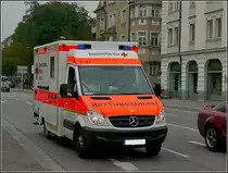 Diesen Mercedes Rettungswagen des Bayrischen Roten Kreuzes fuhr mir am 11.09.2010 in Regensburg vor die Linse.
