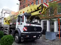 Mercedes mit Teleskophebeb�hnenaufbau bahnt sich seinen Weg in Antwerpen;100830