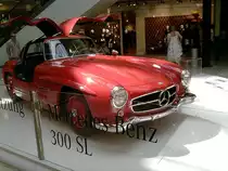 Mercedes Benz 300 SL Fl�gelt�rer, aufgenommen in Hamburg-Harburg
am 21.08.10 auf einer Mercedes Messe.