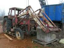 STEYR-Traktor ist dem Verfall Preis gegeben, obwohl noch ein Nummernschild das Heck dieser Zugmaschine ziert; 080212