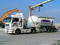 MAN mit Sch�ttgutsattelaufleger hat am Hafen in Enns Material geladen; 080212