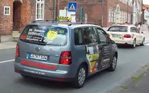 VW Touran als Taxi hinter einem Mercedes Taxi in L�neburg 04/09/2010