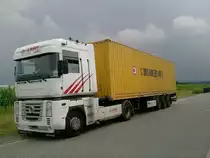 Ein Renault Magnum AE 440 parkte am 05.08.10 s�dlich von Harburg.
