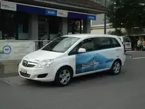 Opel BE 22'595 mit Werbung f�r die Schifffahrt auf dem Thunersee am 28. August 2010 beim Bahnhof Thun