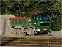 MAN TGS 33.360, Kipper ist am 19.09.2010 bei einer Baustelle abgestellt.