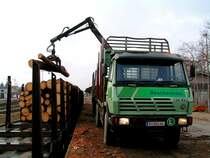 STEYR-32S37 beim Verladen von Fichtenst�mmen am ehemaligen Viehverladeplatz in Ried i.I.; 080215