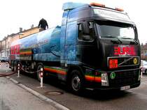 VOLVO Tanksattelzug mit sch�ner Lackierung, bei der Entladung von Eisenbahnwaggon; 080215 