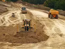 Die Campusbaustelle in Aachen  am 20.09.2010, hier wird eimal der Campusboulevard  sein. Dazu m��en aber erst einmal ca. 80.000 m3 Erdreich bewegt werden. Hier zu sehen eine Caterpillar D6N LGP mit GPS-Empf�nger zur vollautomatischen Maschinensteuerung, Volvo Dumper A30E und eine Dynapac Schaffu�walze. Alle Fahrzeuge sind von der Firma Leenaerts Born.  