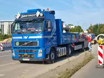 Volvo FH12 mit 480 Ps am 23.09.2010 an einer Baustelle auf dem Seffenter Weg in Aachen.