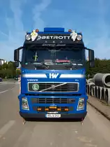 Volvo FH12 mit 480 Ps am 23.09.2010 an einer Baustelle auf dem Seffenter Weg in Aachen.