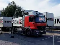 ACTROS1832 von REINKE beim Tauschen von Wechselaufbauten am Messegel�nde in Ried i.I.;100826