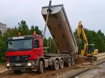 Actros 2660 kippt am 24.09.2010 F�llmaterial in eine Baustelle an der Forckenbeckstrasse in Aachen. Der Bagger, ein Komatsu PW180 wartet schon ungeduldig. 