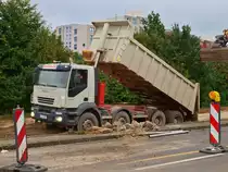 Iveco Trukker 380 kippt am 24.09.2010 F�llmaterial in eine Baustelle an der Forckenbeckstrasse in Aachen.