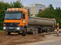 Actros 2658 schiebt am 24.09.2010 einen mit F�llmaterial beladenen M�slein Kippauflieger in eine Baustelle an der Forckenbeckstrasse in Aachen.