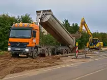 Actros 2658 kippt am 24.09.2010 einen mit F�llmaterial beladenen M�slein Kippauflieger in eine Baustelle an der Forckenbeckstrasse in Aachen. Der Bagger, ein Komatsu PW180 wartet schon ungeduldig. 