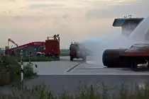 Ein Panther FLF 14000/1000 der Leipziger Flughafenfeuerwehr beim L�schangriff auf ein  brennendes Flugzeug . Zum Gl�ck nur eine �bung auf dem Gel�nde des  Fire Training Center  am Flughafen Leipzig/Halle am 24.09.2010.