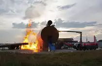 Der nagelneue Panther 8x8 MA-5 HRET mit seinem 15m hohen Gelenkarm mit L�schlanze und Infrarotkamera beim L�schangriff auf die gasbefeuerte Boeing 747-Simulationsanlage w�hrend einer �bung am 24.09.2010 auf dem Flughafen Leipzig/Halle. 