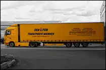 SCH�FER TRANSPORTE MENDEN setzt bis zu 30 Lkw&acute;s (Actros MP2 und Mp3) im  internationanlen Teil- und Kompletladungsverkehr ein. T�gliche Transporte bis 40 t Gesamtgewicht, Eil-Transporte und Gefahrguttransporte wie Lacke, Feuerwerksk�rper und Batteries�uren (ADR und ADR 1.4) geh�ren zum Aufgabengebiet.
DHL in Menden(Sauerland) ist einer der Hauptkunden.
Im Bild ein ACTROS MP3 1846 ohne Sonnenblende. Hier bei DHL in Menden. (25.09.2010)