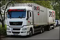 MAN TGX 26.400XLX der SCHMIDT SPEDION aus Verder/Havel steht mit DPD Wechselbr�cken vor dem Cordes&Simon/DPD Lager in Hagen. Seit 1991 ist das Unternehmen f�r DPD in Deutschland unterwegs. Aufgabengebiet ist die Presselogistik, Parketdienste und St�ckguttransporte bis 2 Tonnen.
Im Auftrag von DPD werden Hamburg, Osnabr�ck, Wuppertal, Aschaffenburg, M�nchen, Berlin, Hannover, Cottbus, Schwerin t�glich angefahren. (25.09.2010)