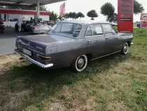 Dieser Opel Rekord A 1700 war für einige Tage an einer Tankstelle in St. Tönis ausgestellt, Aufnahme vom 30.6.10